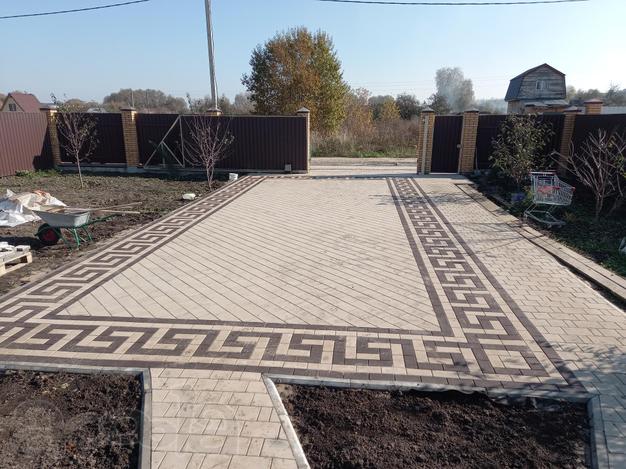 Асфальтирование. укладка асфальтная крошка. и тротуарной плитка